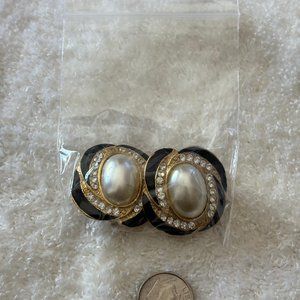 Gold / Black / Pearl Earings